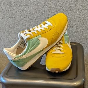 Nike Women' Pre Montreal Racer Vintage Mint Gold